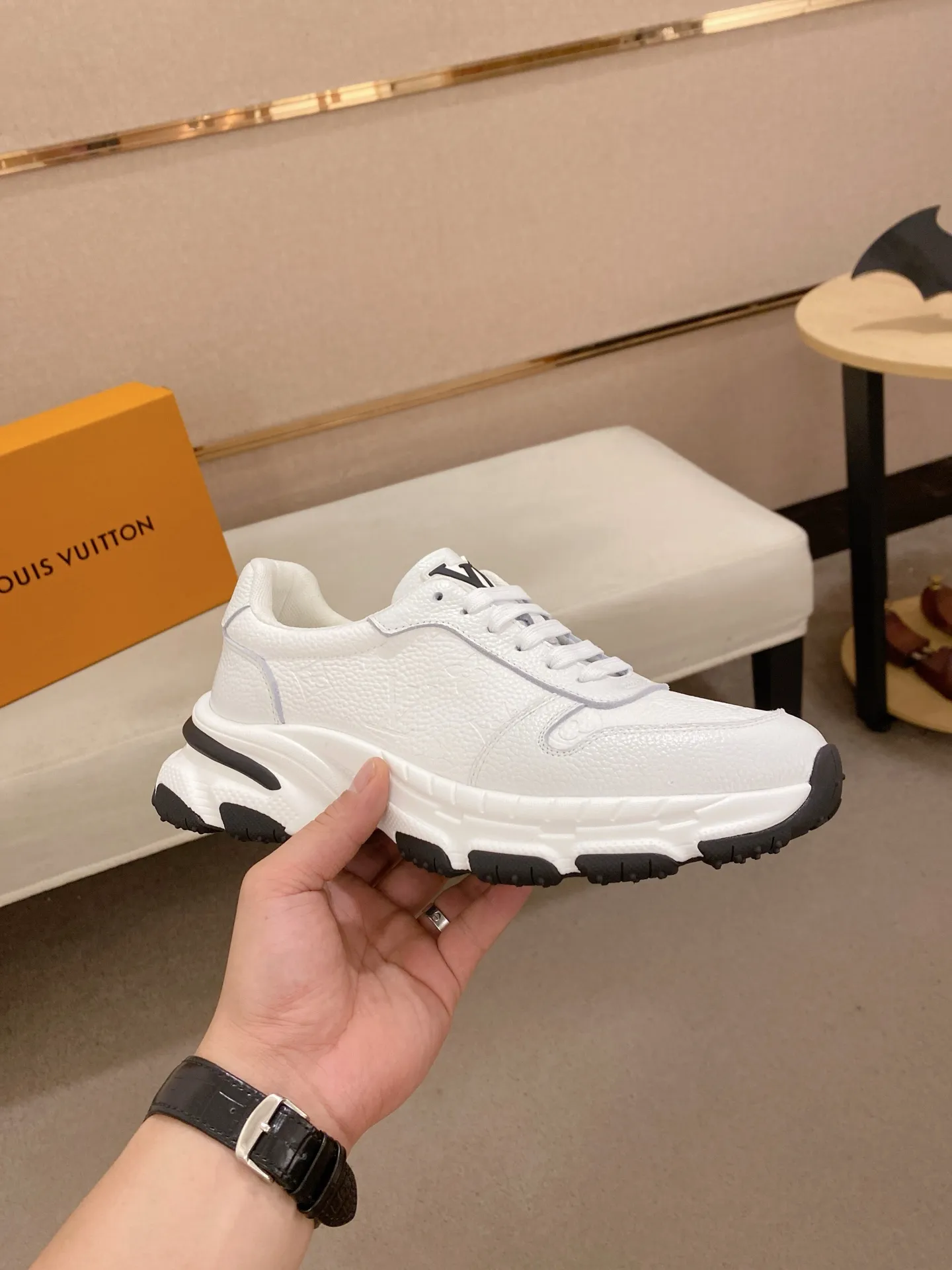 Men's shoes💰 442💰louis vuitton (Louis Vuitton/lv)🔍🔍The new counters are on sale at the same time. The uppers are imported from Italy. ⃣️Re-engraved🇮🇹💪💪, ⚠Sole: The original sole is specially provided by the original factory, the exclusive movable molded sole is super comfortable, ⚠Original and single goods 🔍high quality, you can enter and leave the counter at will, welcome to compare⚠. Code number: 38-44 (45/customized, non-refundable)